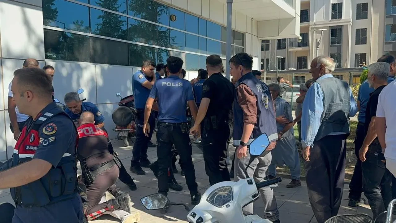 Bu kavga değil meydan savaşı! Bütün köy adliye önünde birbirine girdi