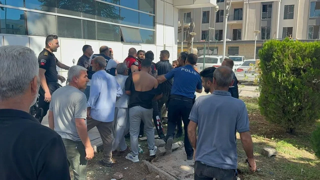 Bu kavga değil meydan savaşı! Bütün köy adliye önünde birbirine girdi