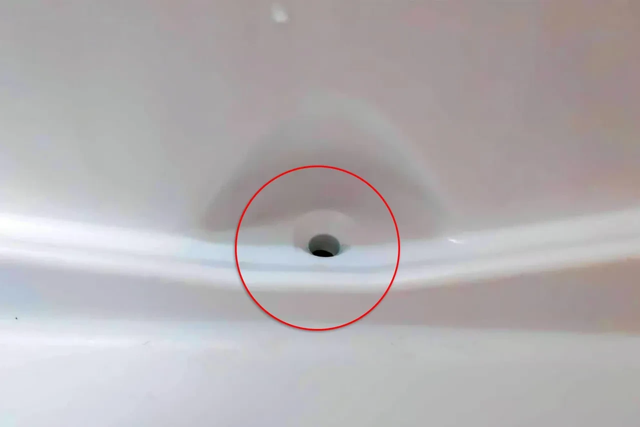 Buzdolabı olan çoğu kişi farkında bile değil! Arka taraftaki küçük delik sağlığınız için çok önemli