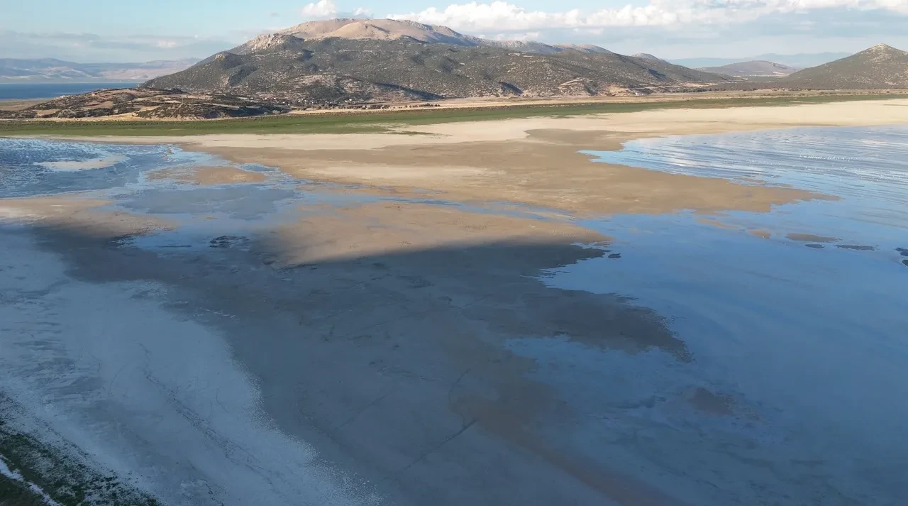 Eğirdir Gölü ikiye bölündü! Buzul çağından bu yana bir ilk yaşanıyor