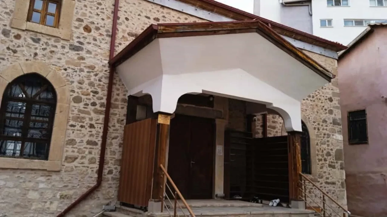 Camiye alçak saldırı! Mahalle ayağa kalktı