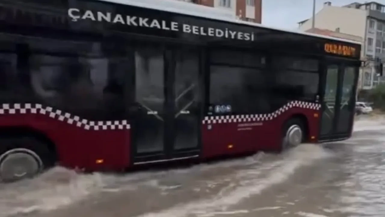 Çanakkale'de sokaklar göle döndü! Lağım suyu şehrin her yerinde