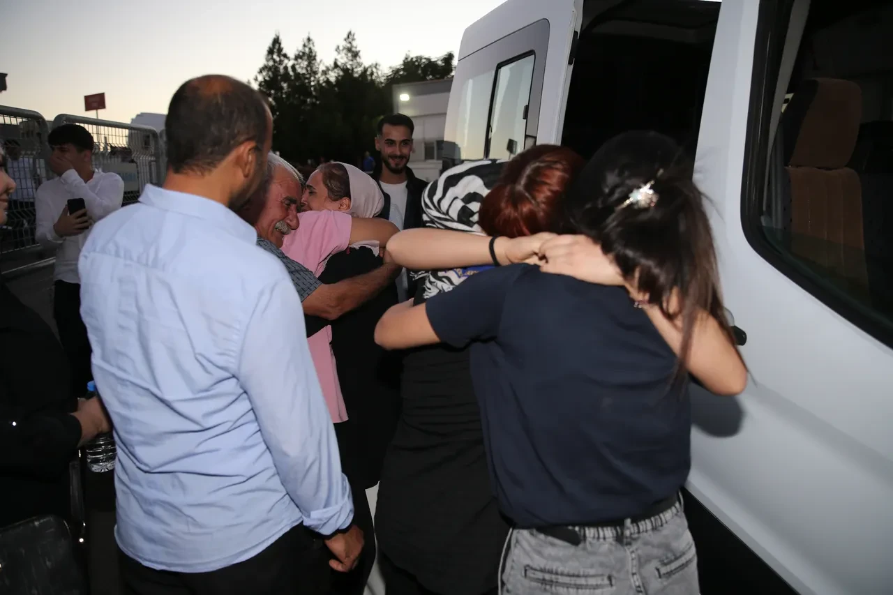 Cezaevinden çıkan Güran ailesi üyeleri, Narin'in mezarını ziyaret etti: Gözyaşları sel oldu