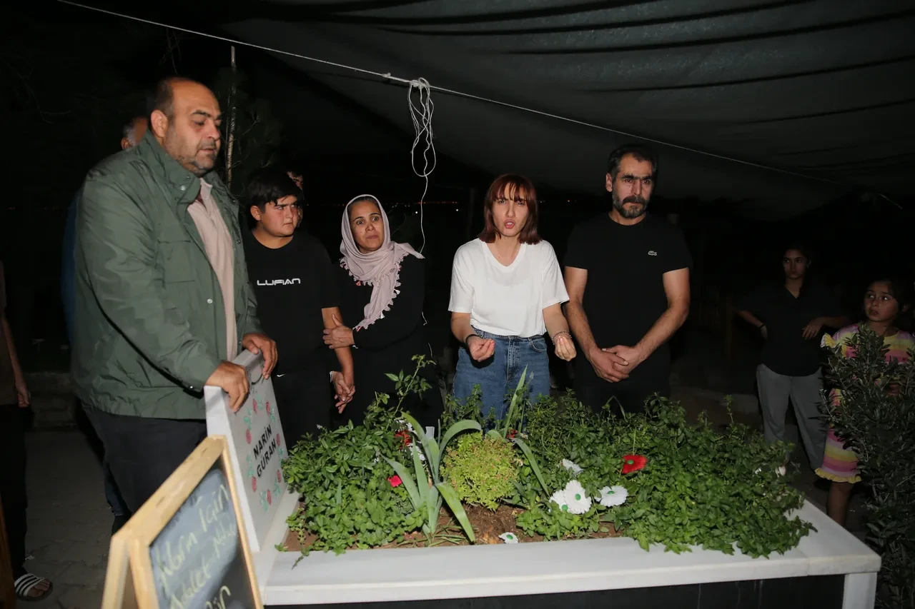 Cezaevinden çıkan Güran ailesi üyeleri, Narin'in mezarını ziyaret etti: Gözyaşları sel oldu