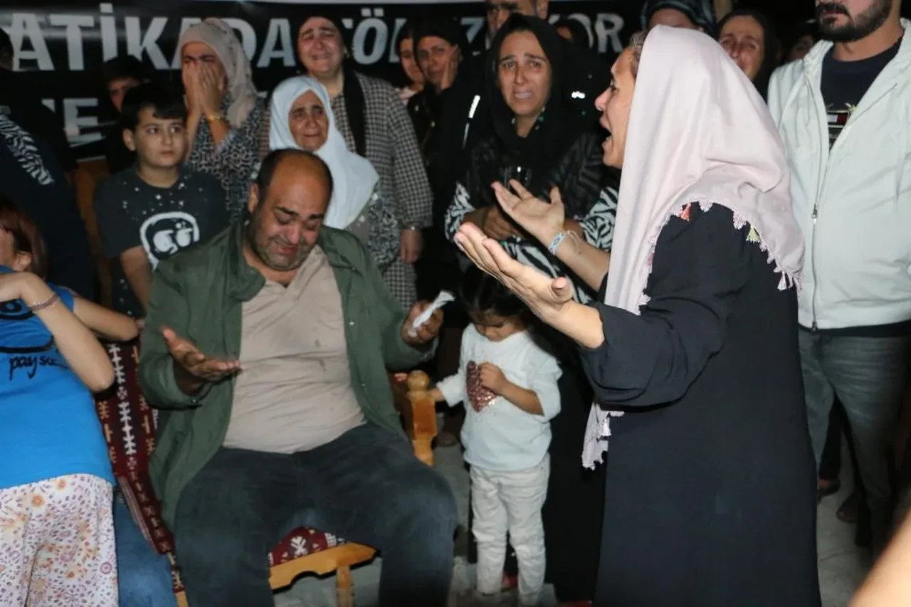 Cezaevinden çıkan Güran ailesi üyeleri, Narin'in mezarını ziyaret etti: Gözyaşları sel oldu