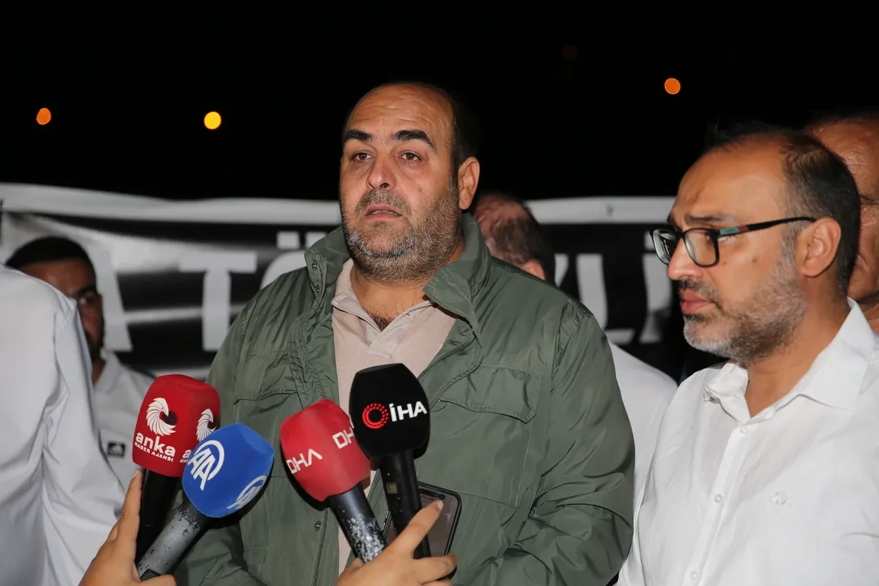 Cezaevinden çıkan Güran ailesi üyeleri, Narin'in mezarını ziyaret etti: Gözyaşları sel oldu