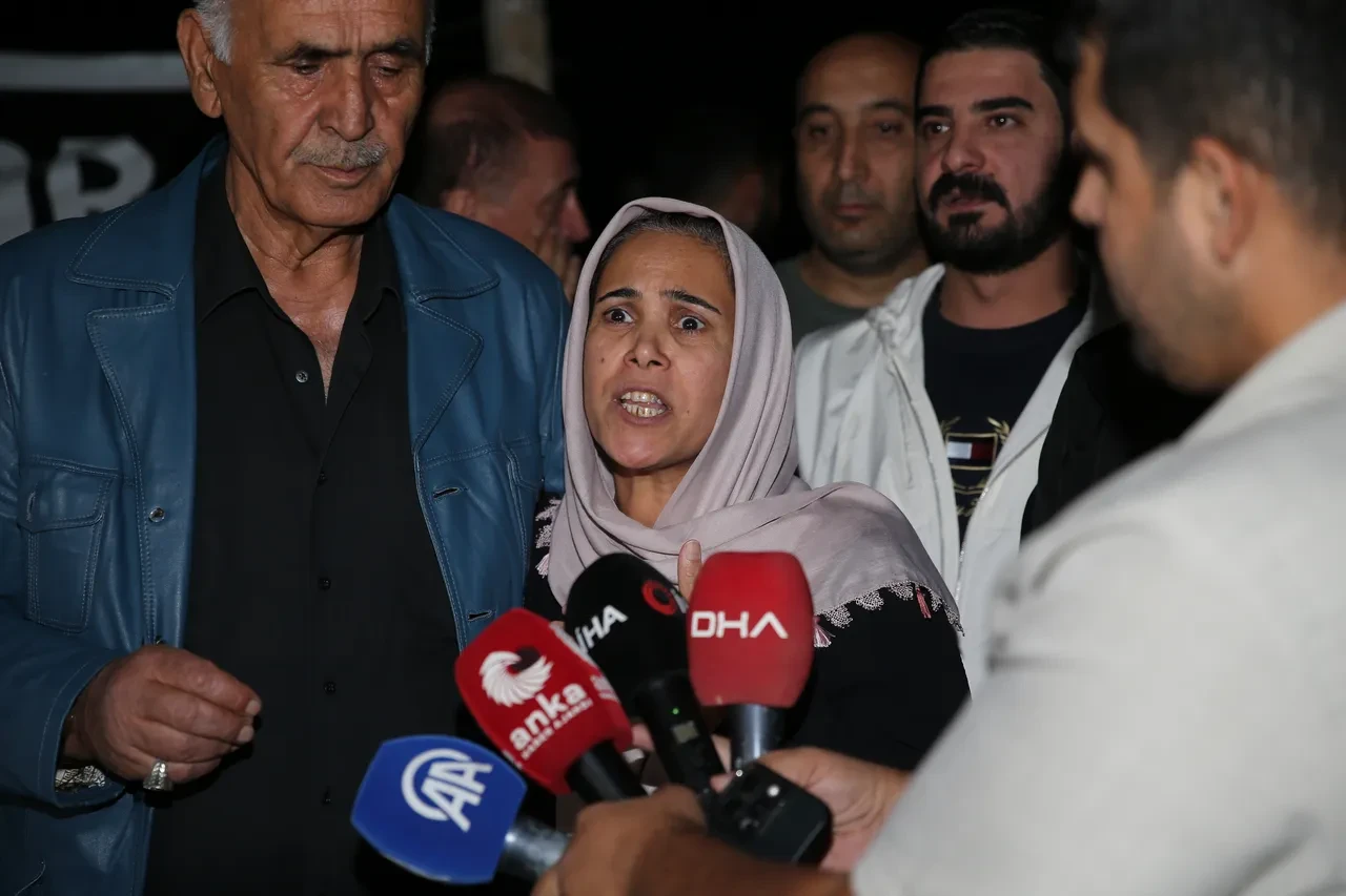 Cezaevinden çıkan Güran ailesi üyeleri, Narin'in mezarını ziyaret etti: Gözyaşları sel oldu