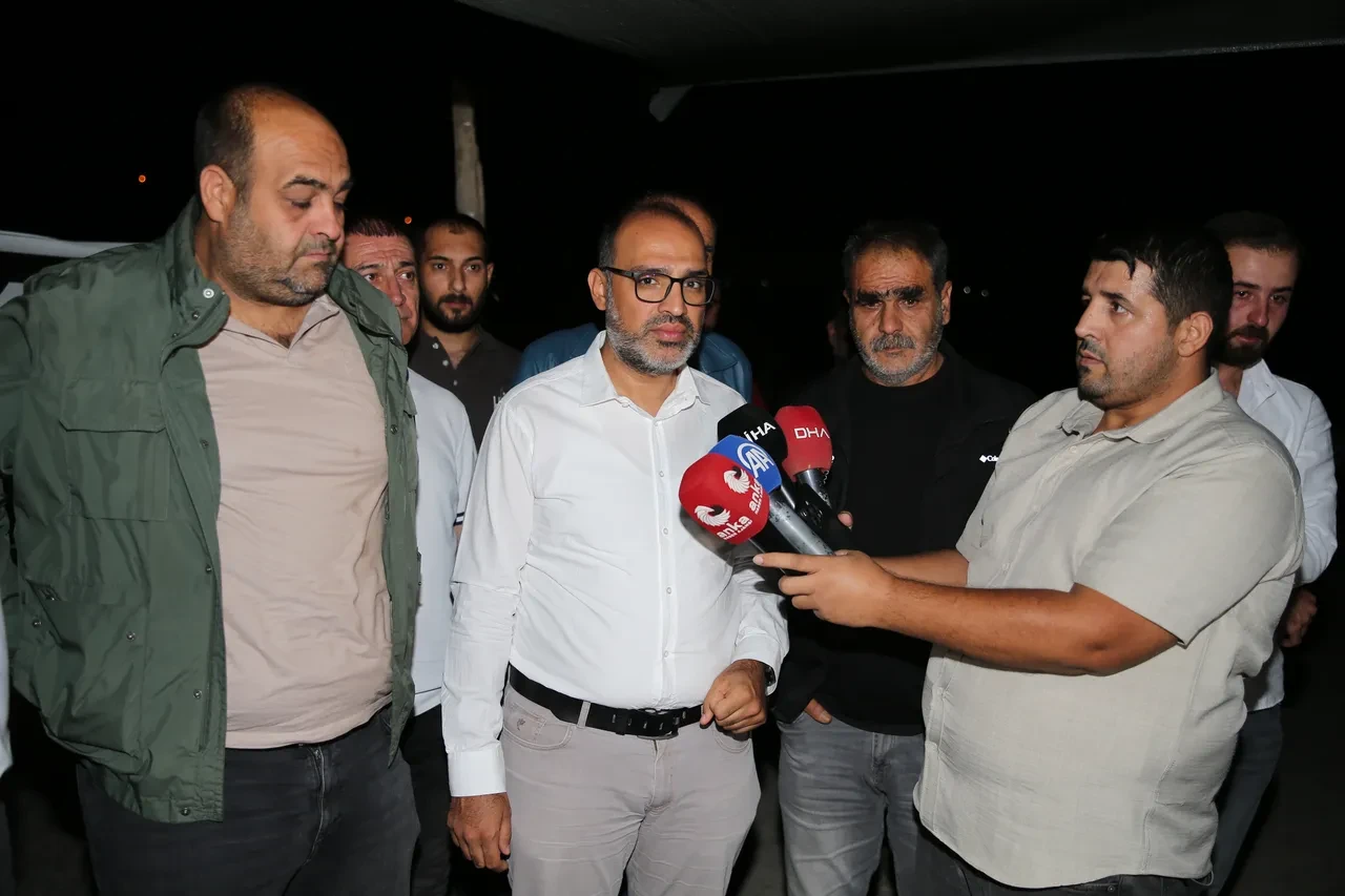 Cezaevinden çıkan Güran ailesi üyeleri, Narin'in mezarını ziyaret etti: Gözyaşları sel oldu