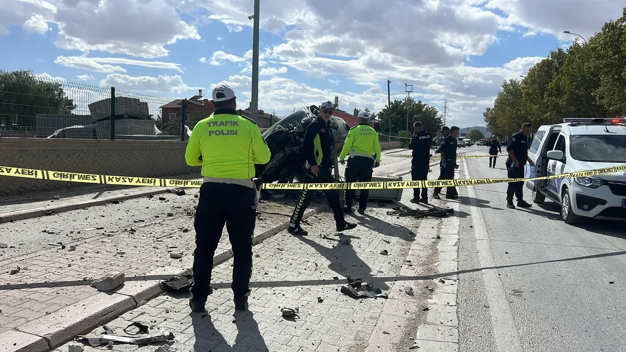 Cinayet gibi kaza! Kırmızı ışıkta çarptı, ikiye böldü! Araçtan sağ çıkamadı