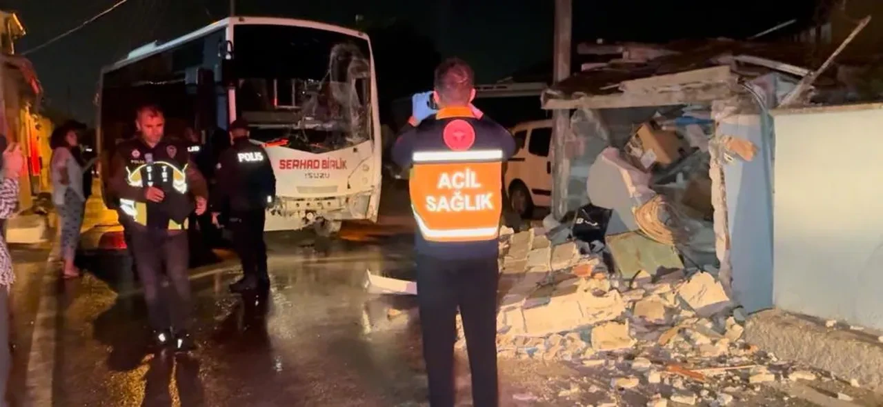 Edirne'de minibüs eve girdi: Evin duvarları yıkıldı!