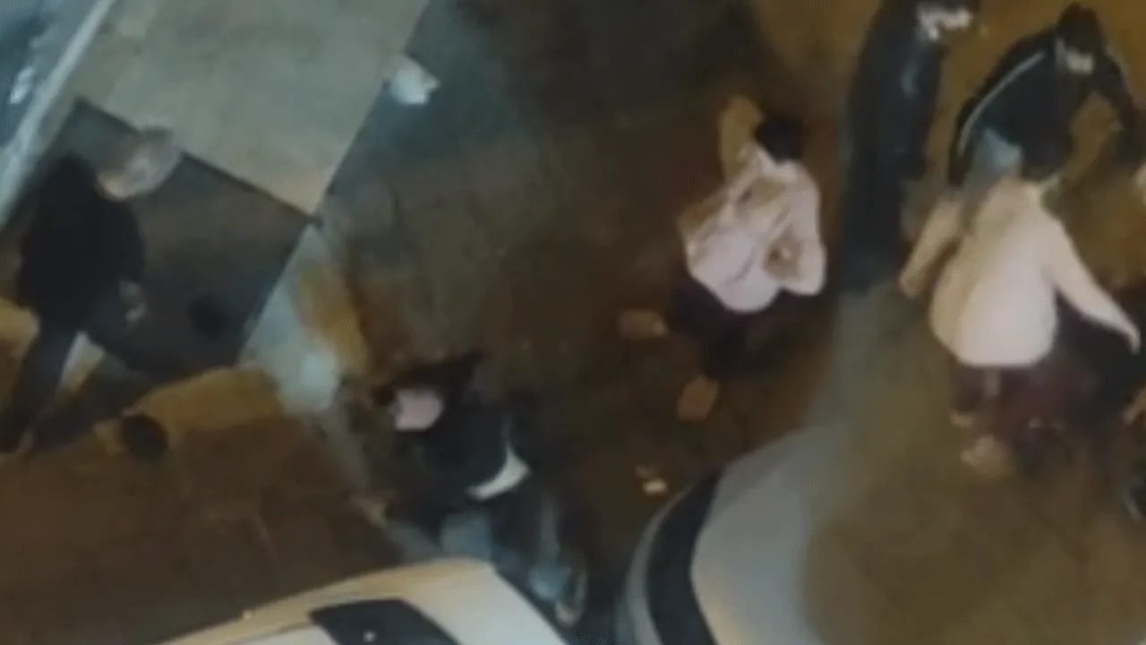 Gece mahalleli kavga sesiyle uyandı! Genç kadın babasına saldıran adamı dövdü
