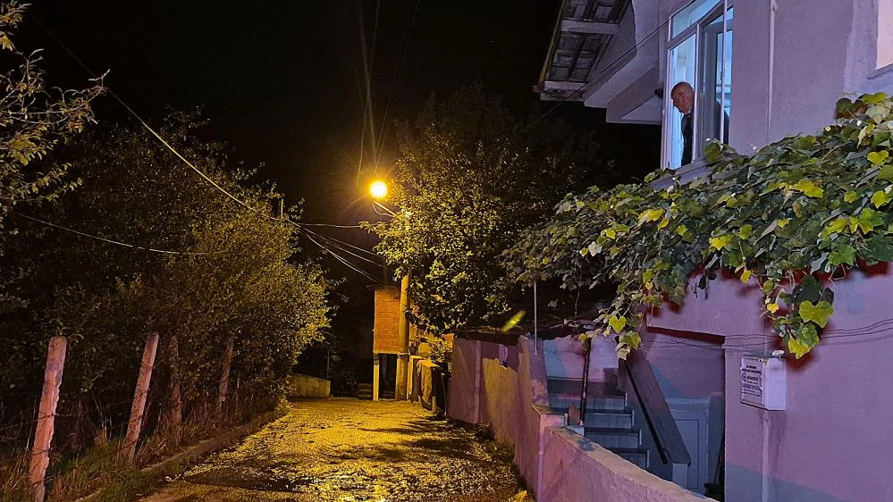 Bartın’da gece yarısı patlayan su borusu mahallede paniğe yol açtı