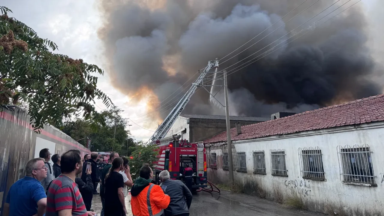İzmir'de depoda çıkan yangına müdahale edildi 