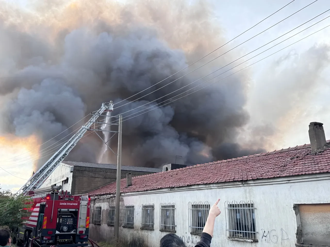 İzmir'de depoda çıkan yangına müdahale edildi