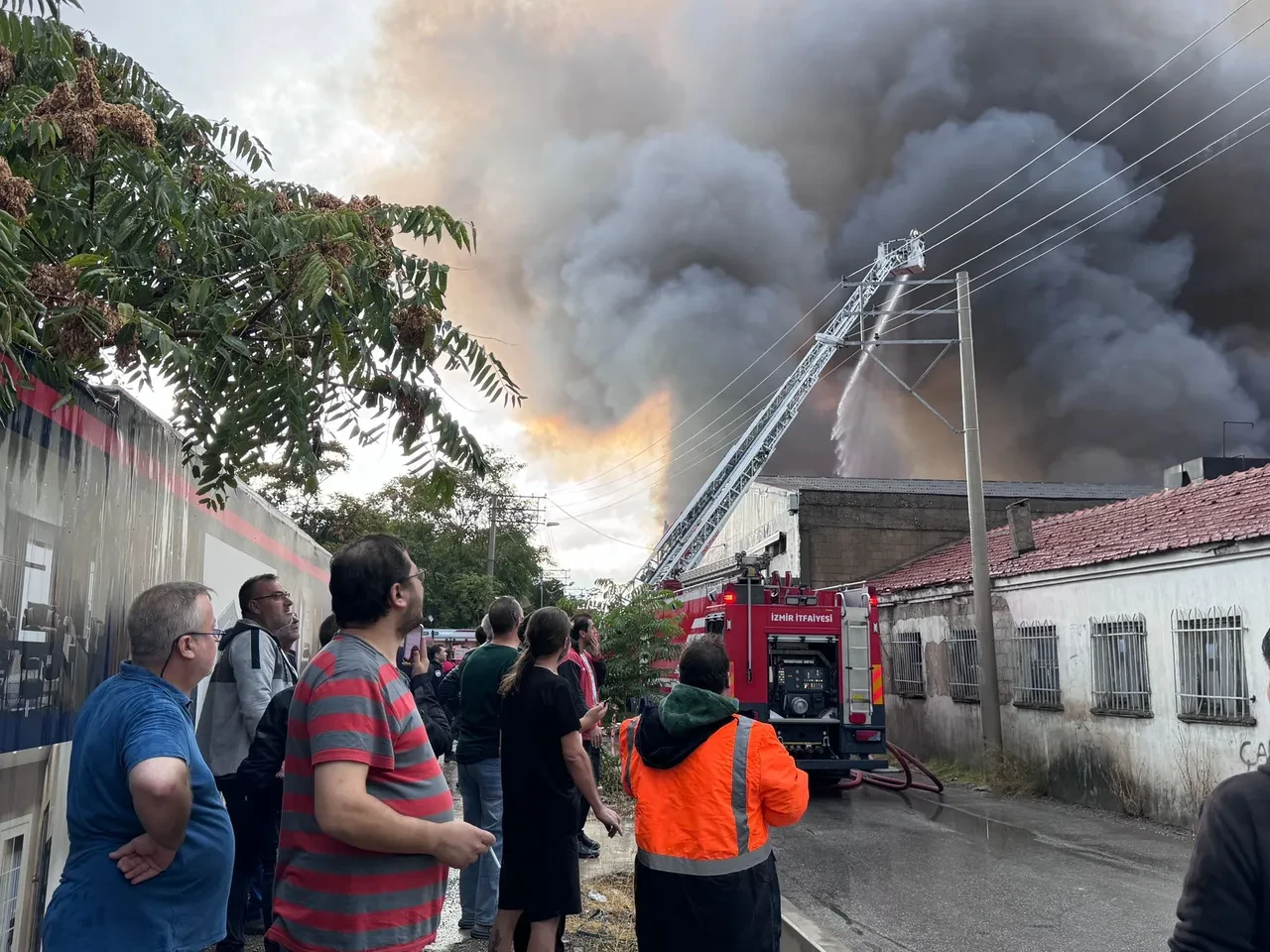 İzmir'de depoda çıkan yangına müdahale edildi