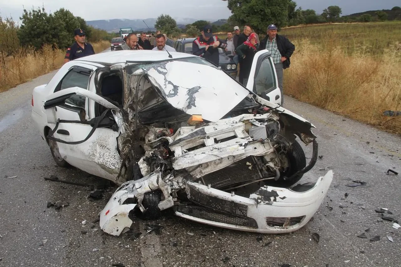 Manisa'da otomobil ile kamyonet kafa kafaya çarpıştı: Ölü ve yaralılar var!