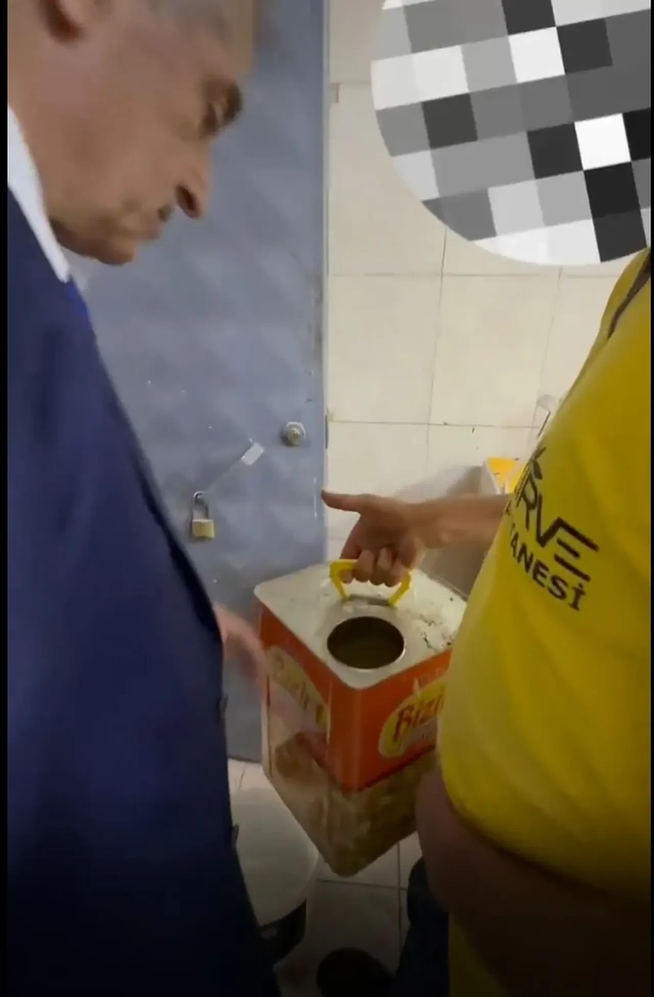 Mide bulandıran görüntüler! Sinek ölüsüne 'çörek otu' savunması