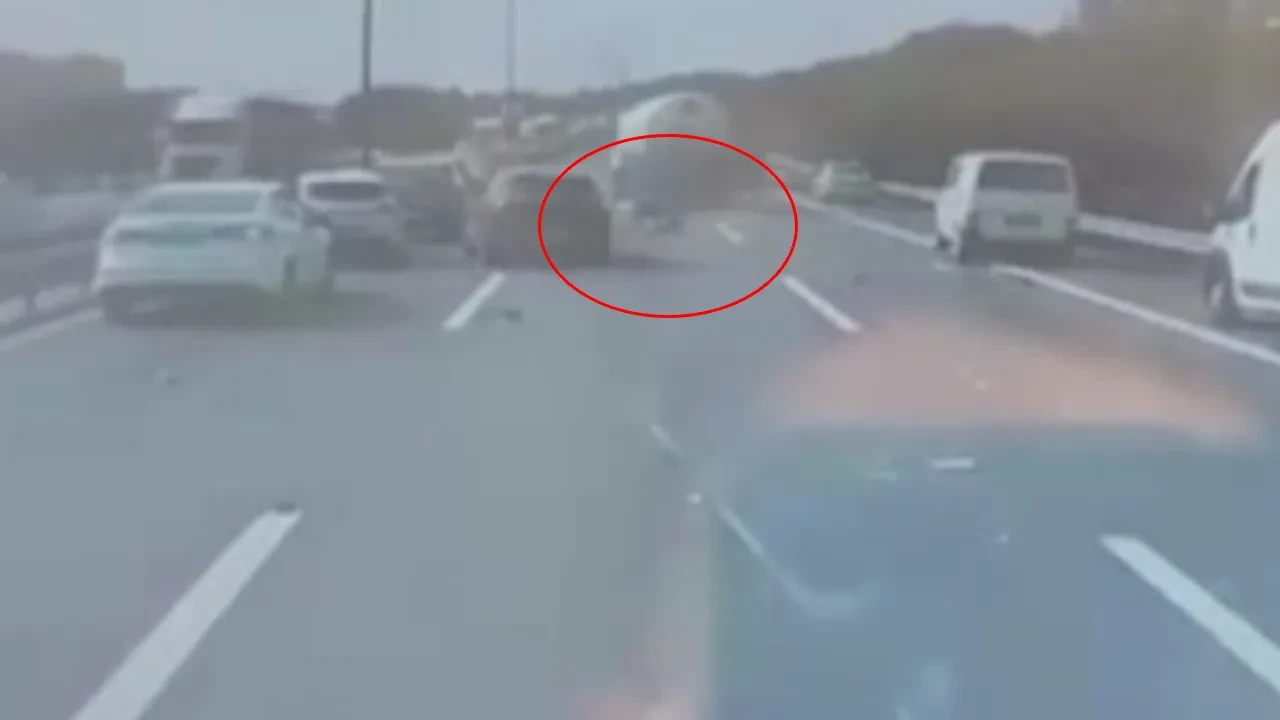 Motosikletli zincirleme kazaya neden oldu! Mikserin altında kalmaktan saniyelerle kurtuldu