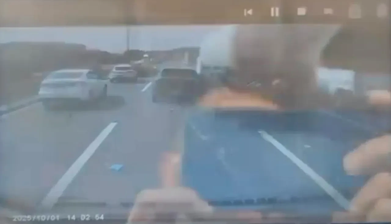 Motosikletli zincirleme kazaya neden oldu! Mikserin altında kalmaktan saniyelerle kurtuldu