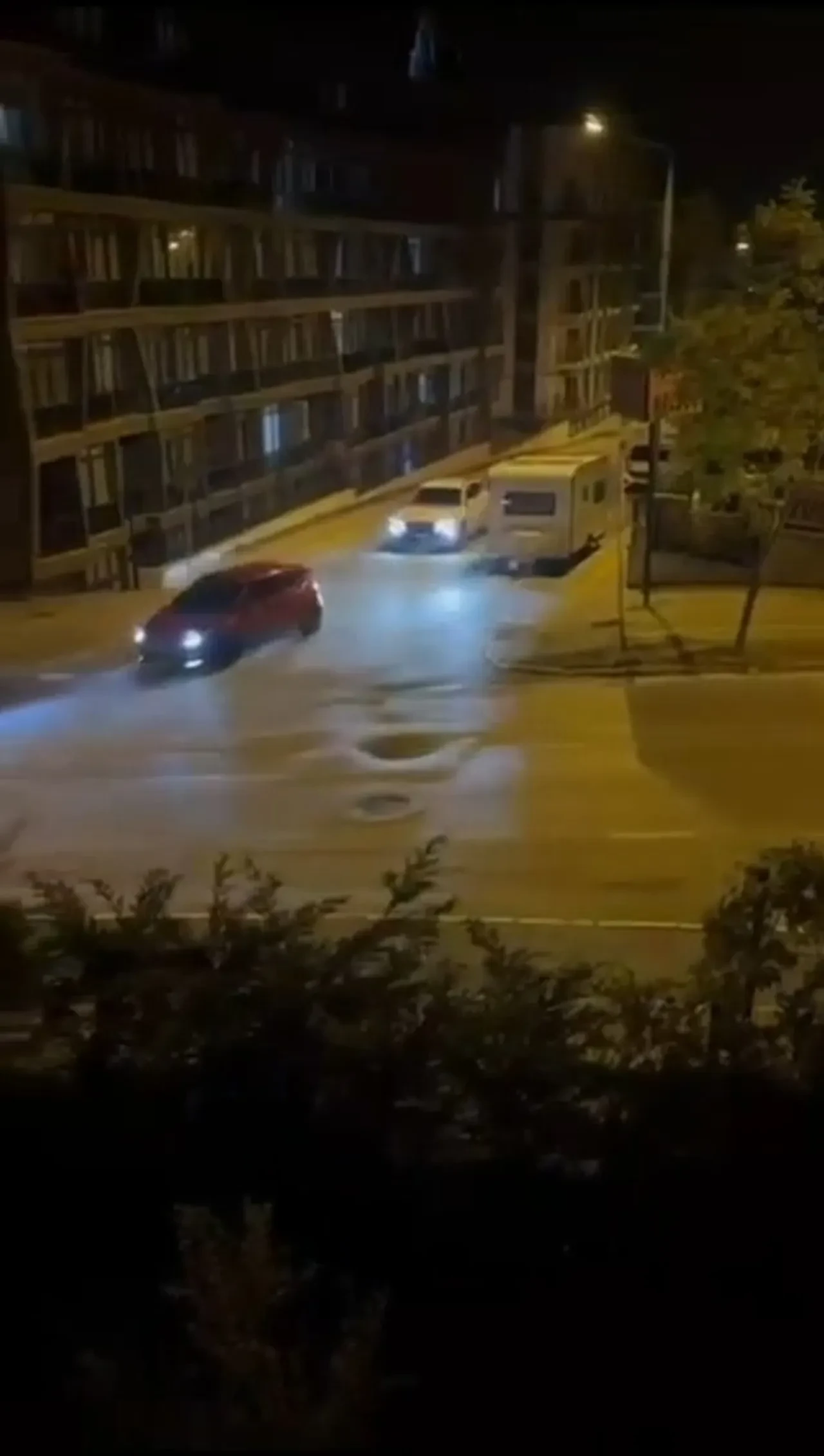 O kaçtı polis kovaladı! Mahalleli film izler gibi izledi