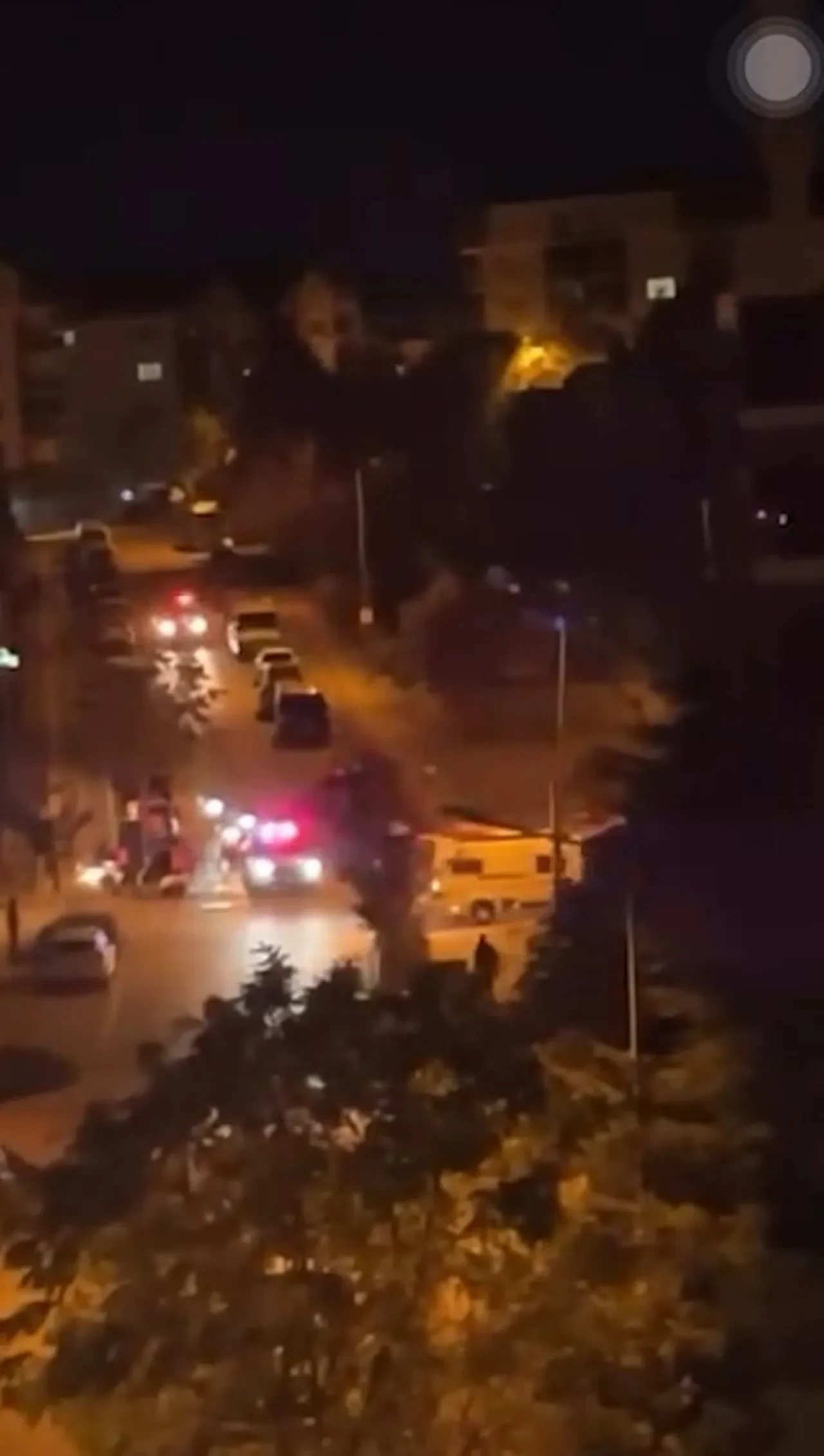 O kaçtı polis kovaladı! Mahalleli film izler gibi izledi