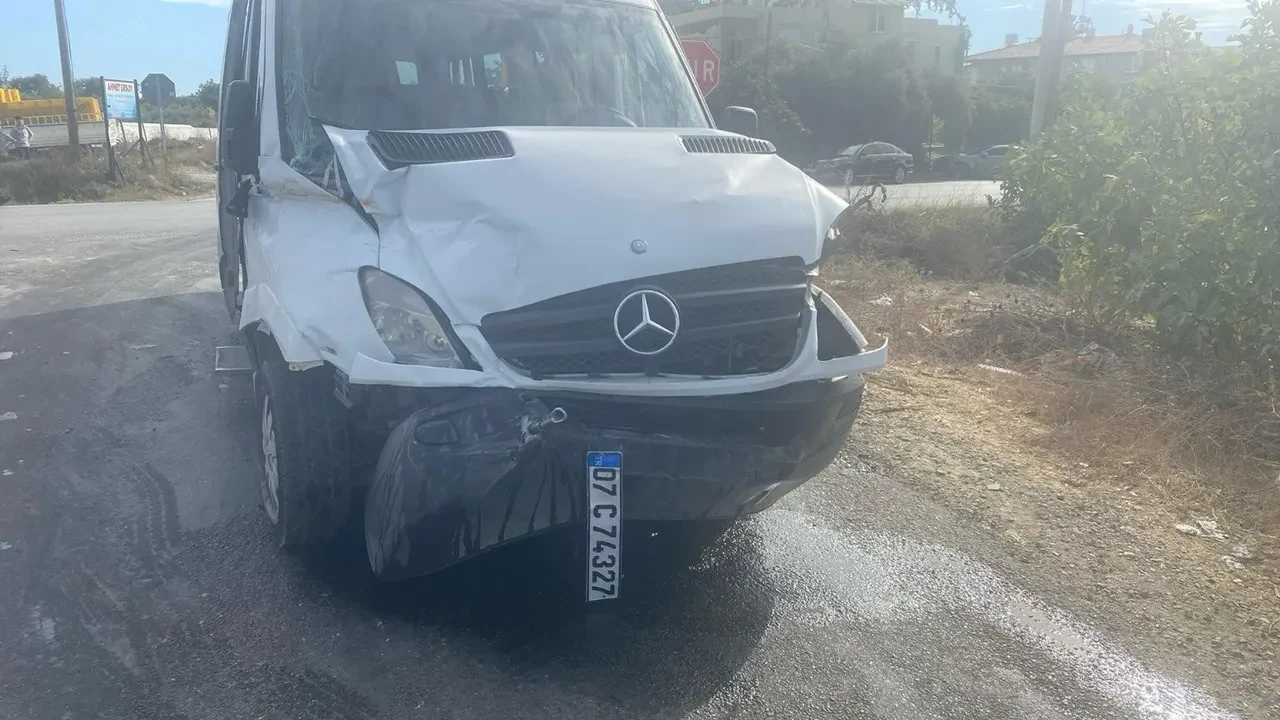 Okul servisi ile midibüs çarpıştı: 7 öğrenci yaralı