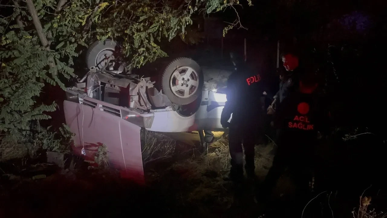 Çevirmeden kaçtı takla attı! Araç içinden çıkanlar şoke etti