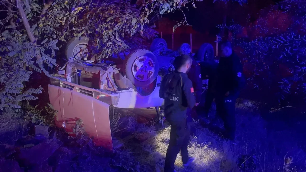 Çevirmeden kaçtı takla attı! Araç içinden çıkanlar şoke etti