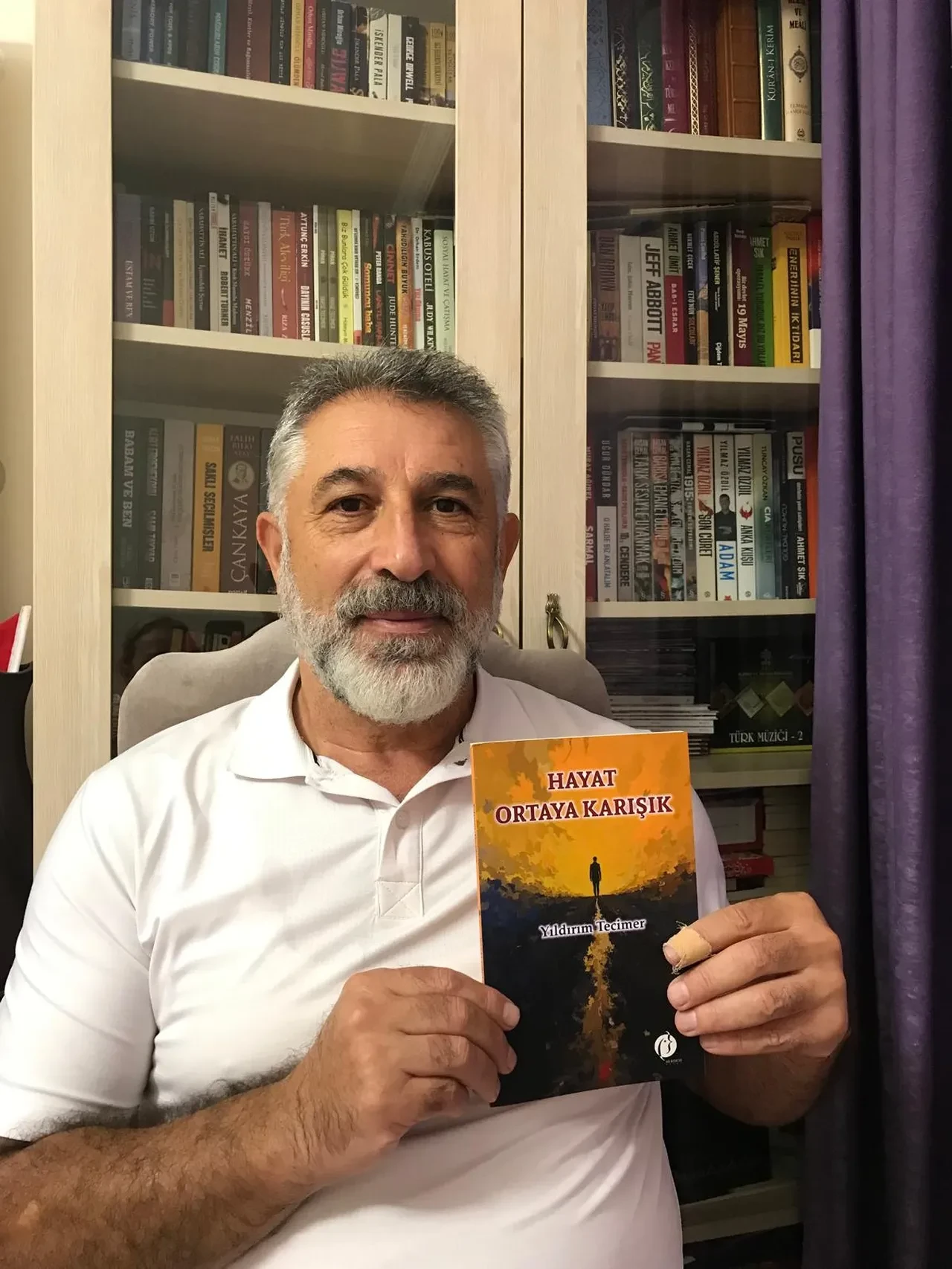 Yıldırım Tecimer’in ilk şiir kitabı “Hayat Ortaya Karışık” okuyucuyla buluşuyor