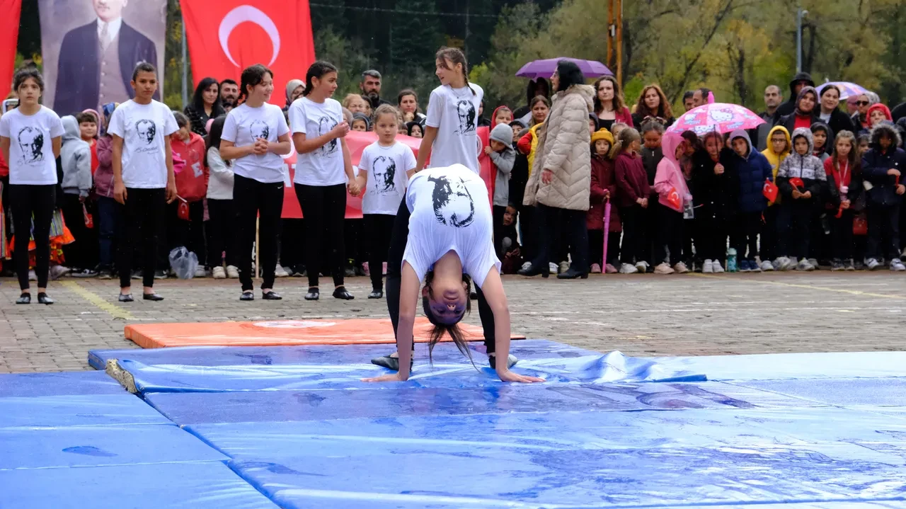 29 Ekim'de duygu dolu anlar: Kızını o halde görünce dayanamadı, atkısıyla işe koyuldu