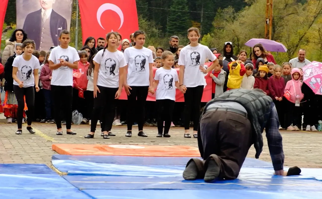 29 Ekim'de duygu dolu anlar: Kızını o halde görünce dayanamadı, atkısıyla işe koyuldu