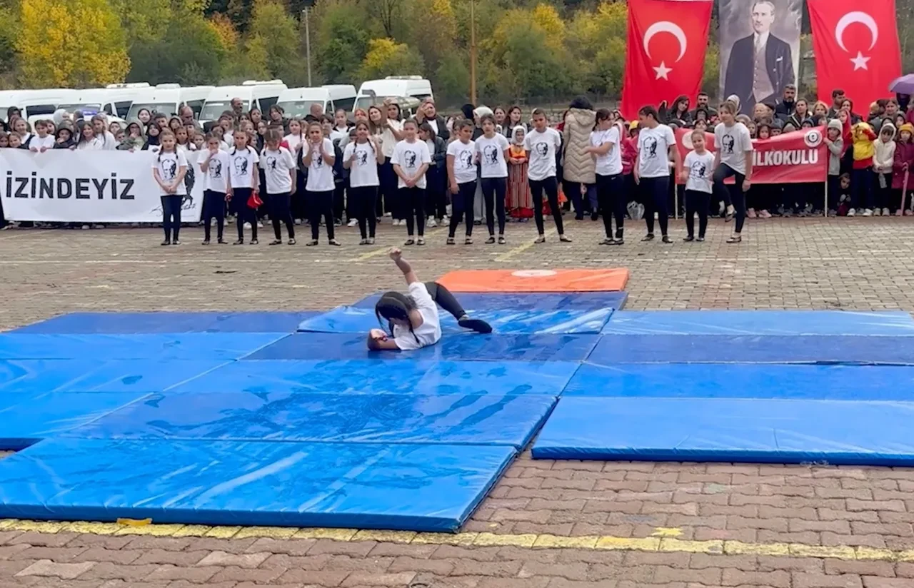 29 Ekim'de duygu dolu anlar: Kızını o halde görünce dayanamadı, atkısıyla işe koyuldu