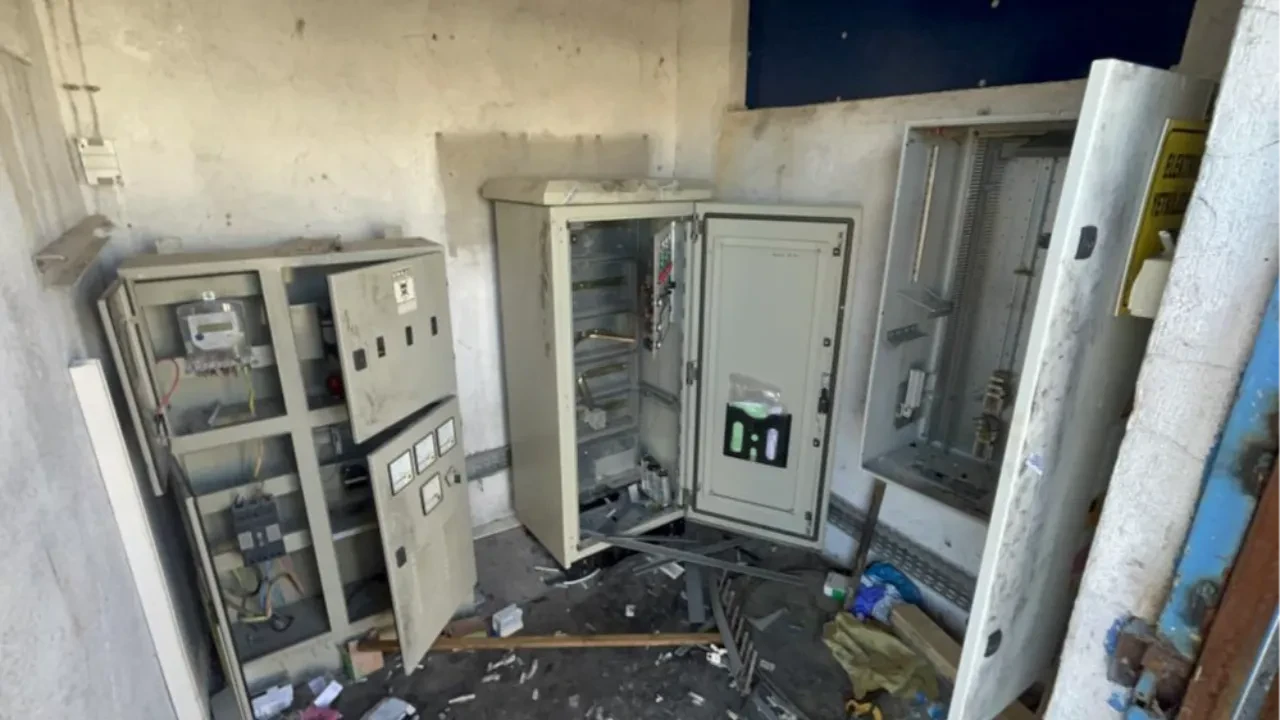 Akıllara durgunluk veren hırsızlık! Metal kapıyı delip her şeyi aldılar