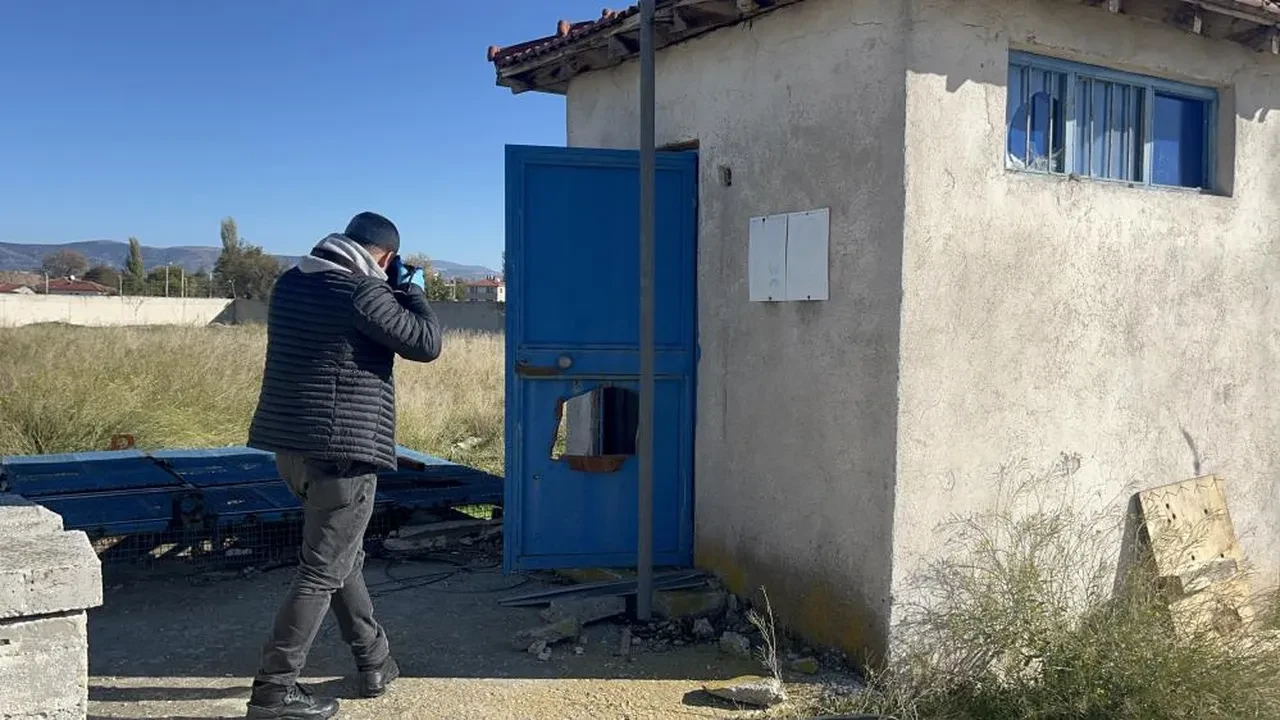 Akıllara durgunluk veren hırsızlık! Metal kapıyı delip her şeyi aldılar