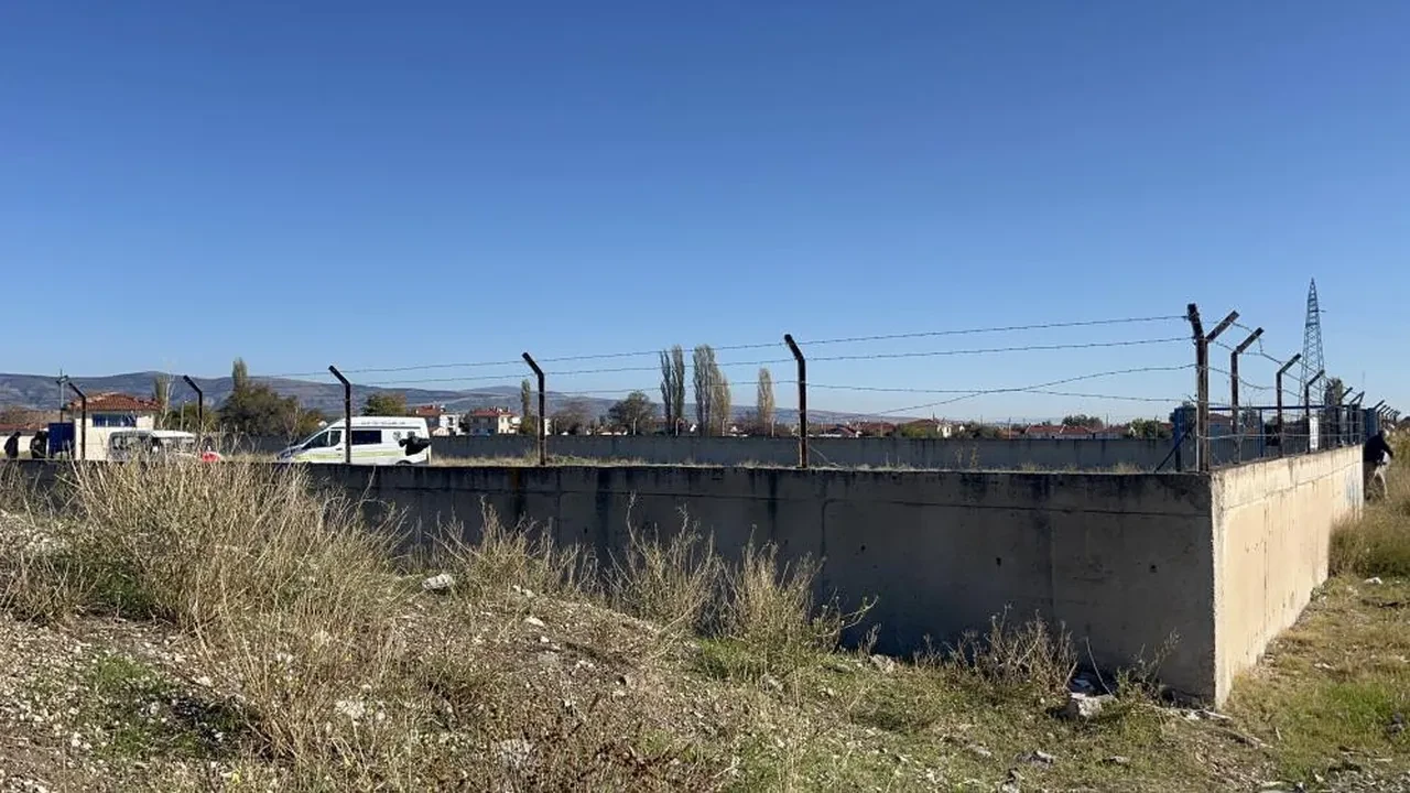 Akıllara durgunluk veren hırsızlık! Metal kapıyı delip her şeyi aldılar