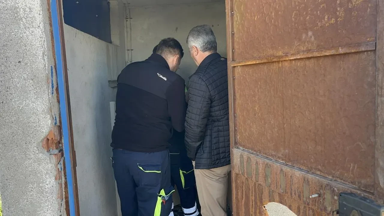 Akıllara durgunluk veren hırsızlık! Metal kapıyı delip her şeyi aldılar