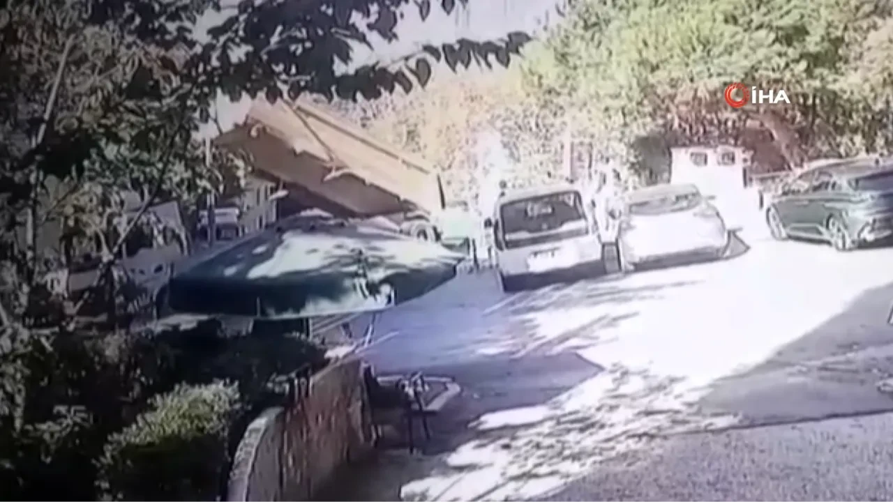 Beşiktaş’ta facianın eşiğinden dönüldü! Şoförün yaralandığı kaza kamerada