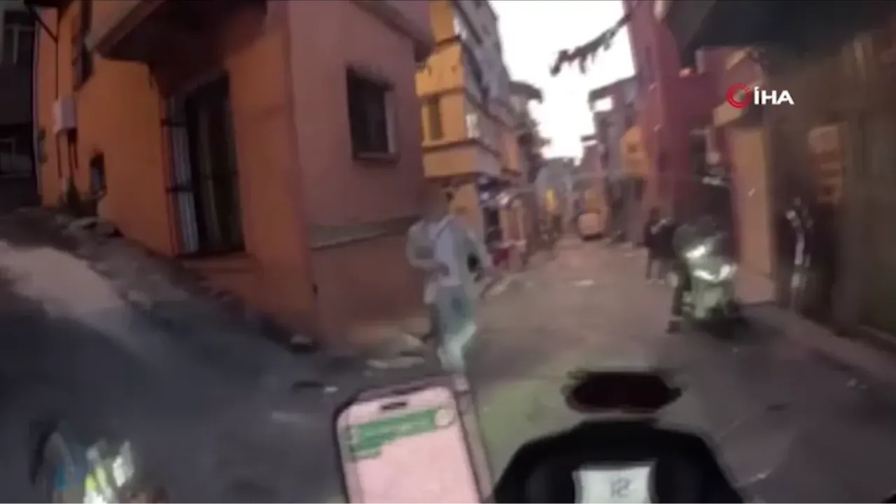 Beyoğlu’nda şoke eden görüntüler! İspanyol YouTuber’a saldırı anı kamerada