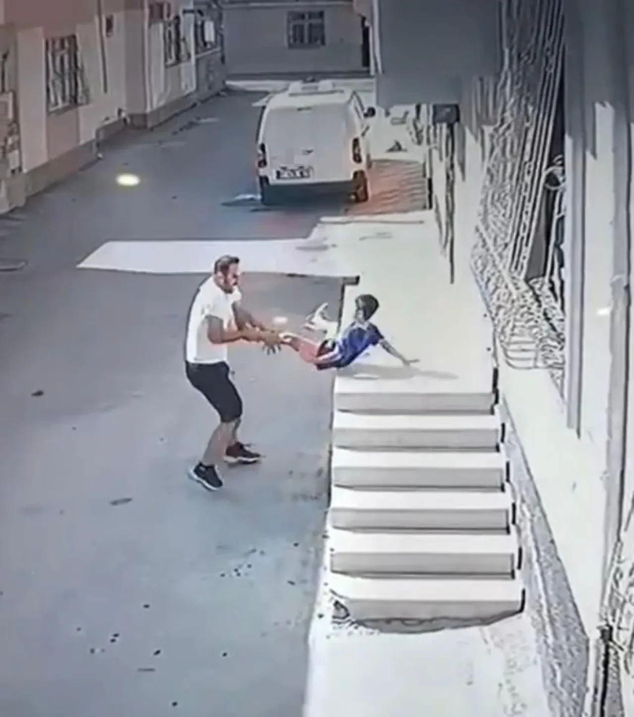 Dehşet anları kamerada! Küçük çocuğu ayağından tutup fırlattı