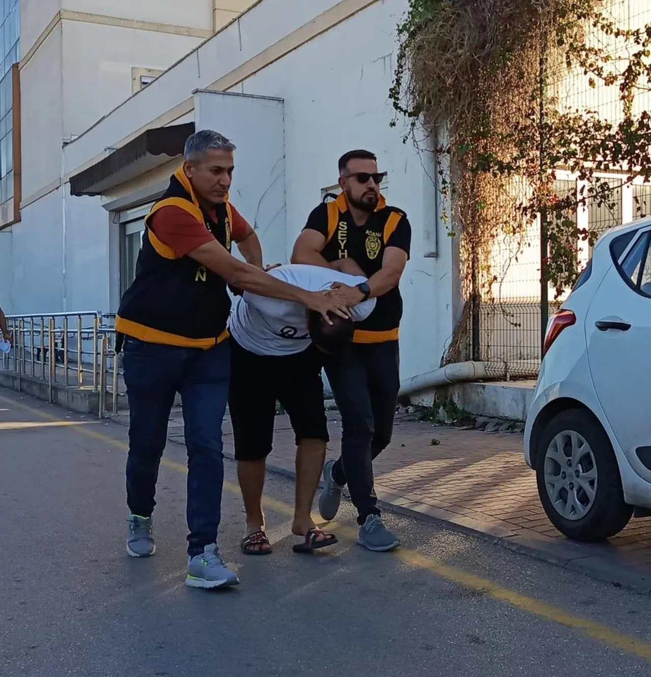 Dehşet anları kamerada! Küçük çocuğu ayağından tutup fırlattı