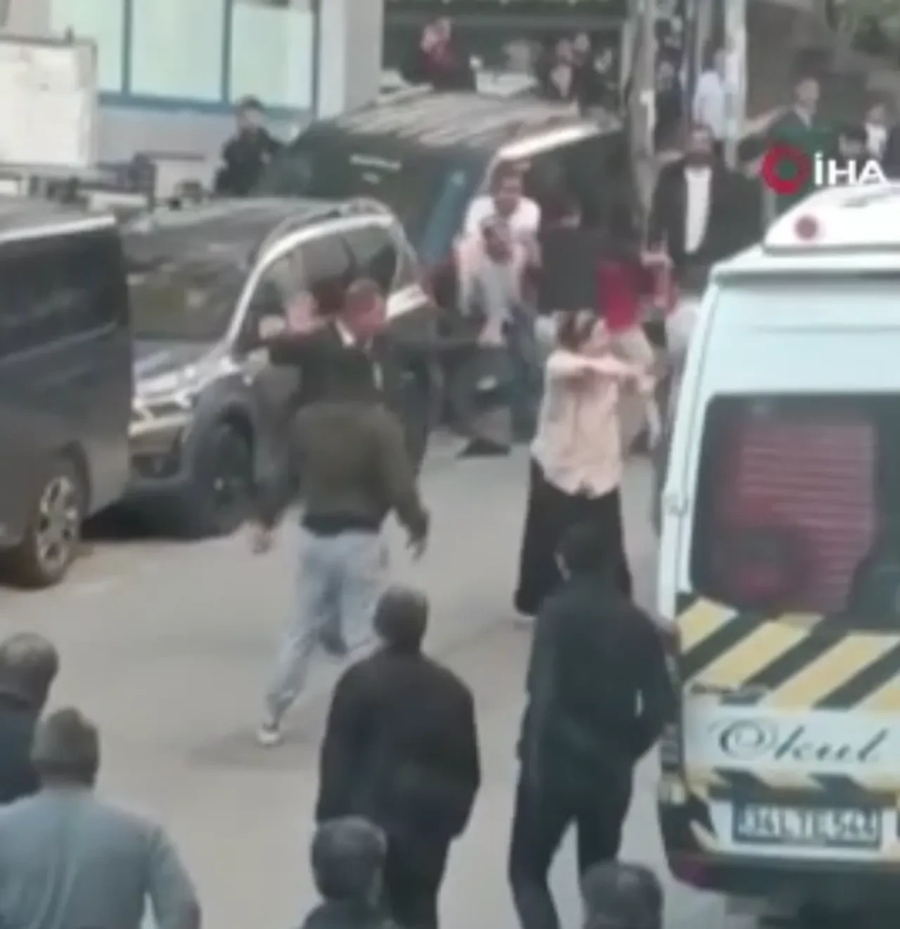 Esenyurt'ta dehşete düşüren anlar! Akrabaların evlilik kavgasında kan aktı!