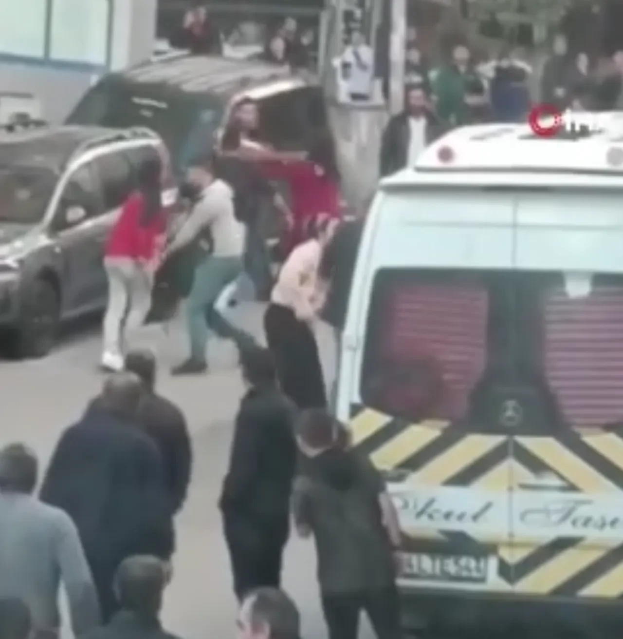 Esenyurt'ta dehşete düşüren anlar! Akrabaların evlilik kavgasında kan aktı!