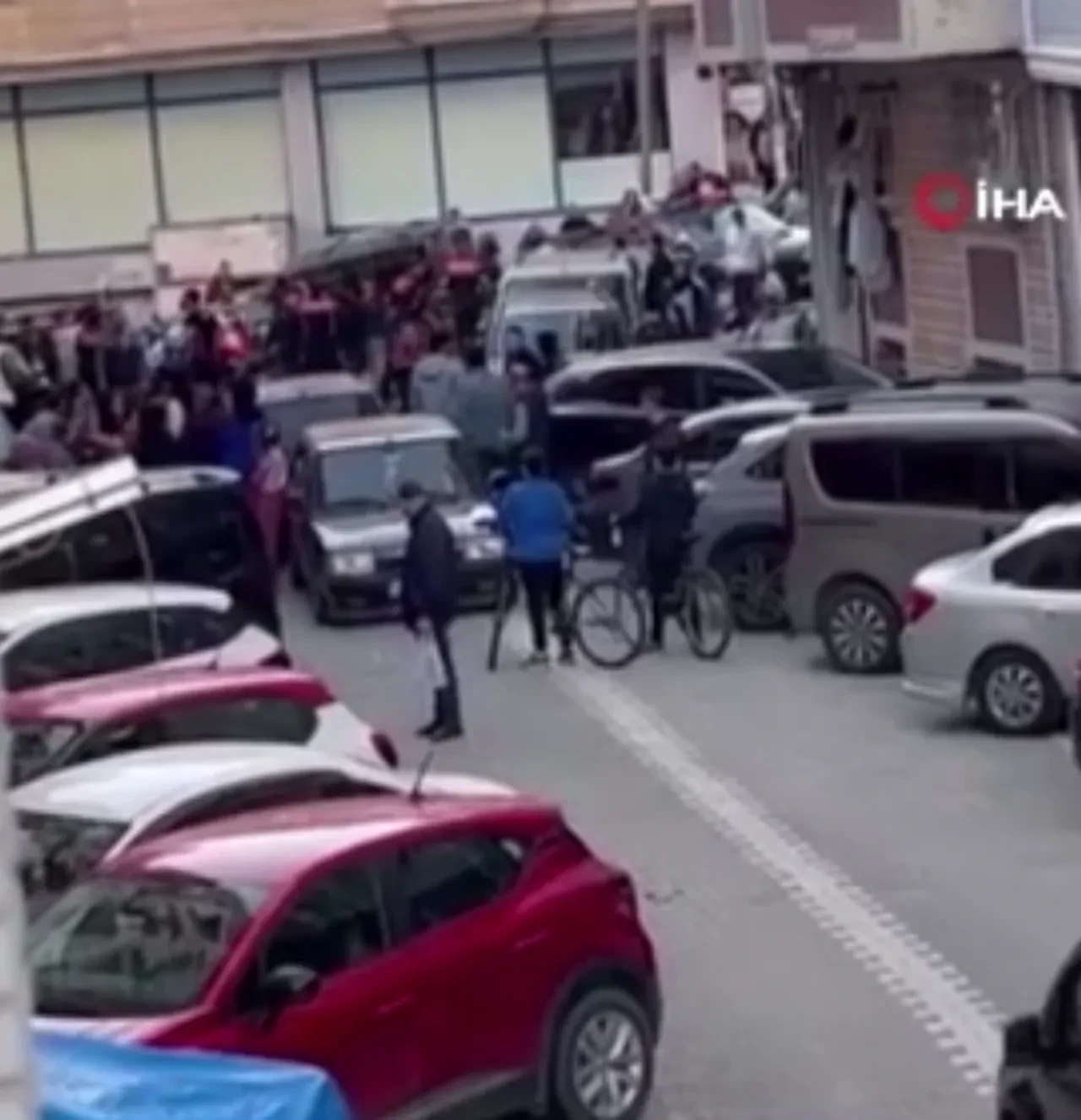 Esenyurt'ta dehşete düşüren anlar! Akrabaların evlilik kavgasında kan aktı!