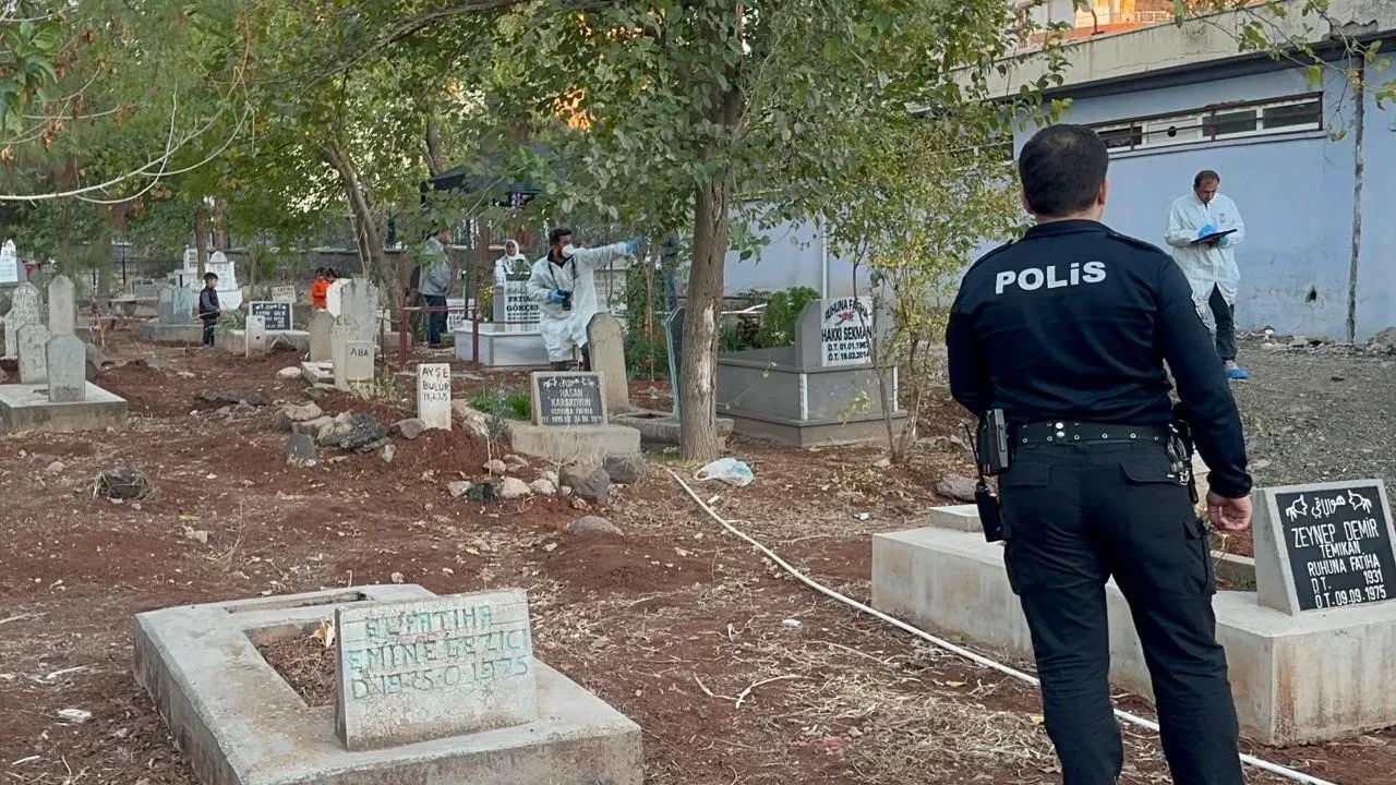 Eşinin kabrini ziyarete gitmişti, bebek cesedini buldu