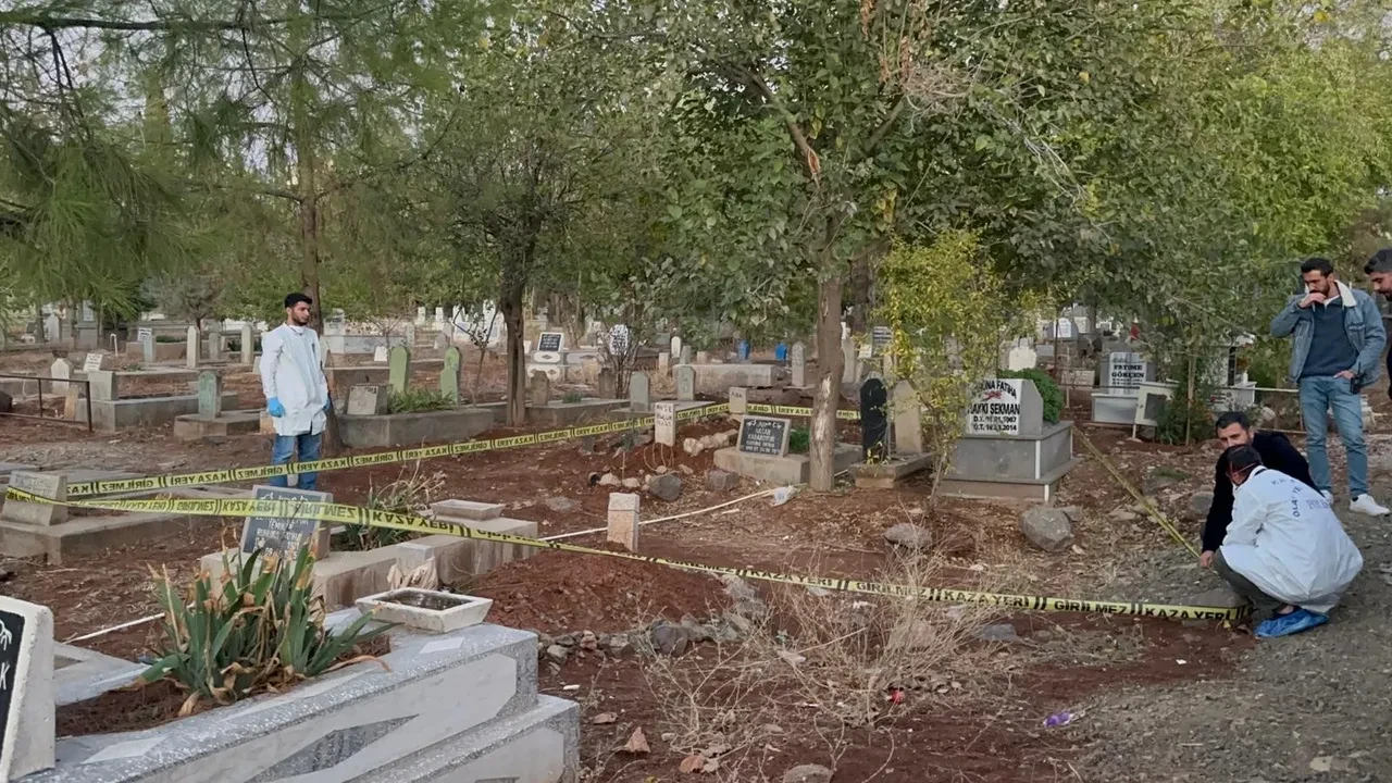 Eşinin kabrini ziyarete gitmişti, bebek cesedi buldu