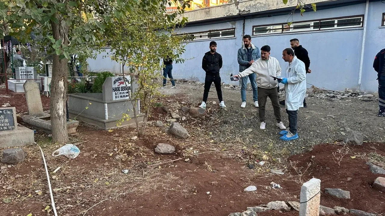Eşinin kabrini ziyarete gitmişti, bebek cesedi buldu