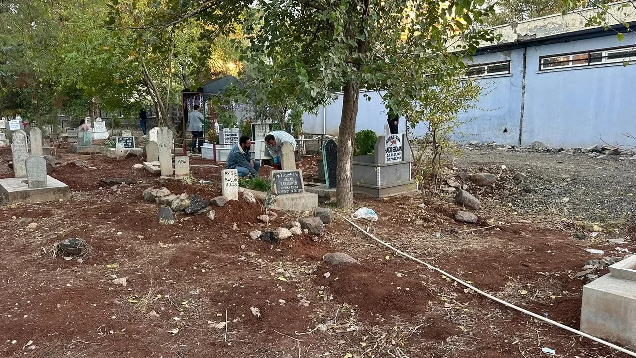 Eşinin kabrini ziyarete gitmişti, bebek cesedi buldu