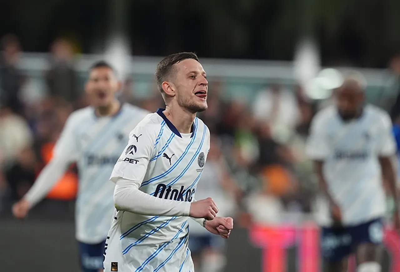 Fenerbahçe'nin gözdesine sürpriz talip! Yıldız oyuncu Fransa yolcusu