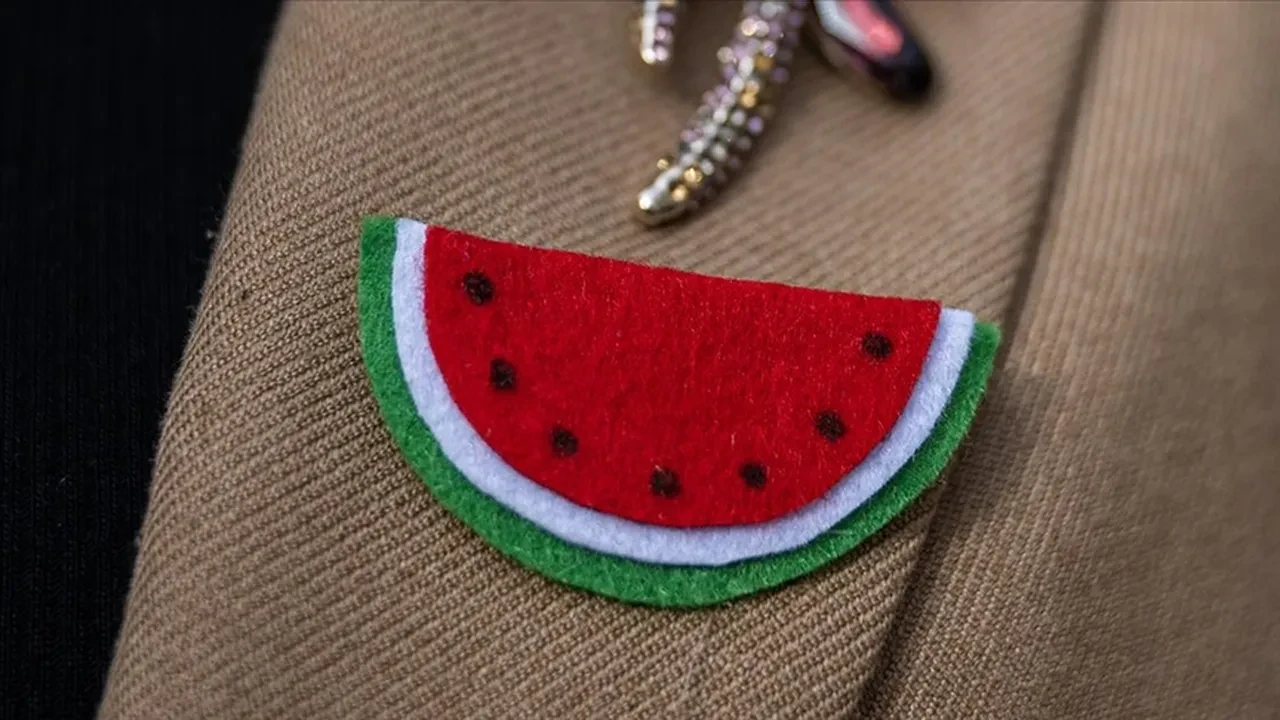 Filistin için takılan karpuz rozetine bile tahammül edemediler! Yunanistan'da tepki çeken soruşturma