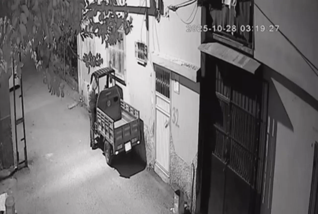 Gözüne kestirdiği aracı dakikalar içinde alıp gitti! İşte o hırsızlık anları